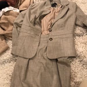 Skirt suit